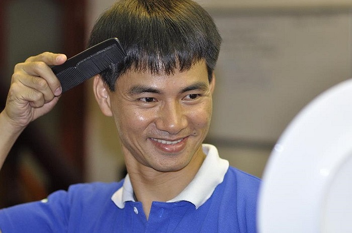 Xuân Bắc làm điệu trước gương.