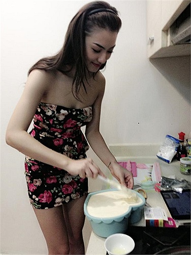 Hồng Quế vào bếp làm bánh.