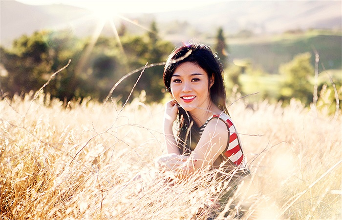 Trong thời gian đi học và kinh doanh tại Mỹ cô cũng nhận lời tham gia các bộ hình thời trang khoe vẻ đẹp tinh khôi của tuổi đôi mươi. Bộ ảnh mới nhất được Julia Hồ thực hiện tại Cali do nhiếp ảnh gia Khanh Truong thực hiện. 