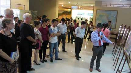 Khách quốc tế thích thú khám phá Hoàng Sa