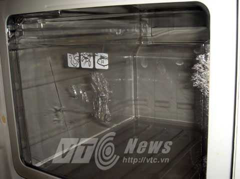 Những vết rạn, nứt hộc tủ đựng thức ăn của tủ lạnh Sharp