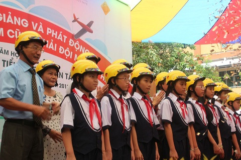 trẻ em cũng đội mũ bảo hiểm