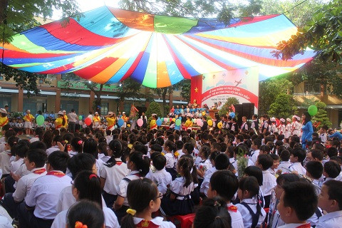 trẻ em cũng đội mũ bảo hiểm