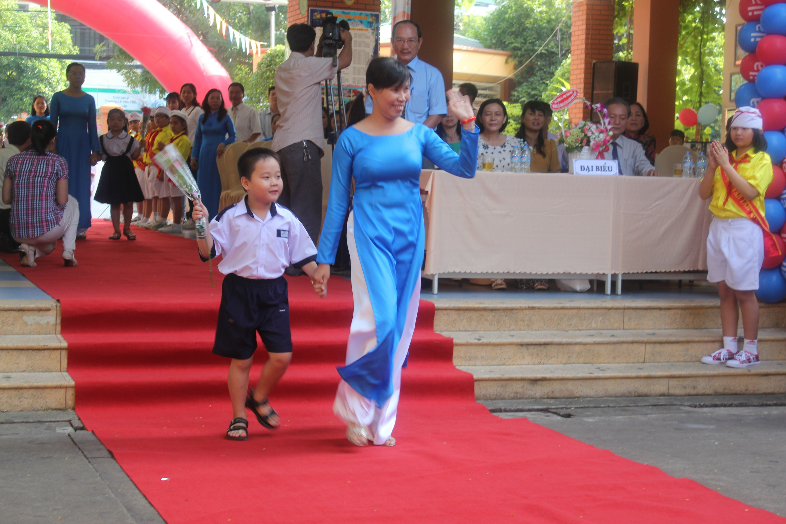 trẻ em cũng đội mũ bảo hiểm