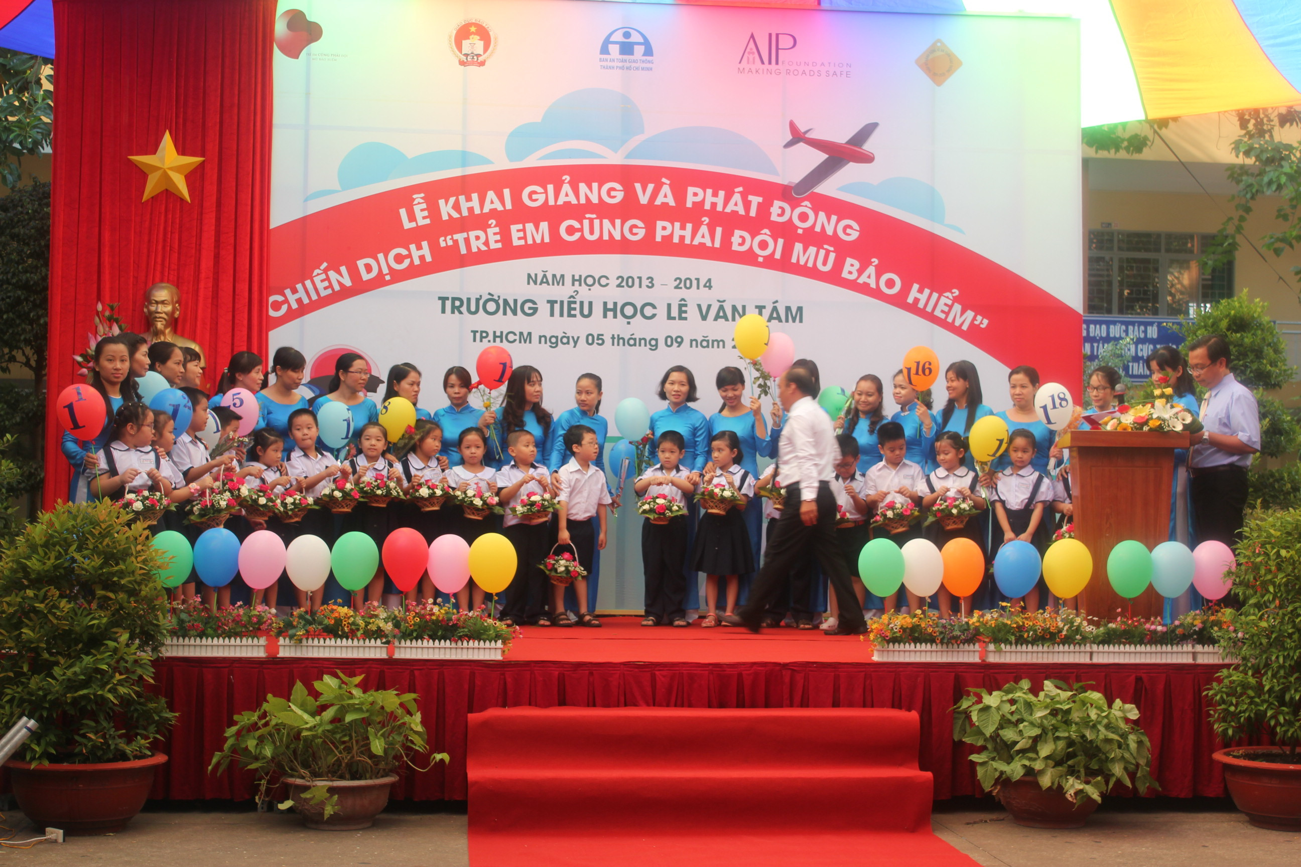 trẻ em cũng đội mũ bảo hiểm