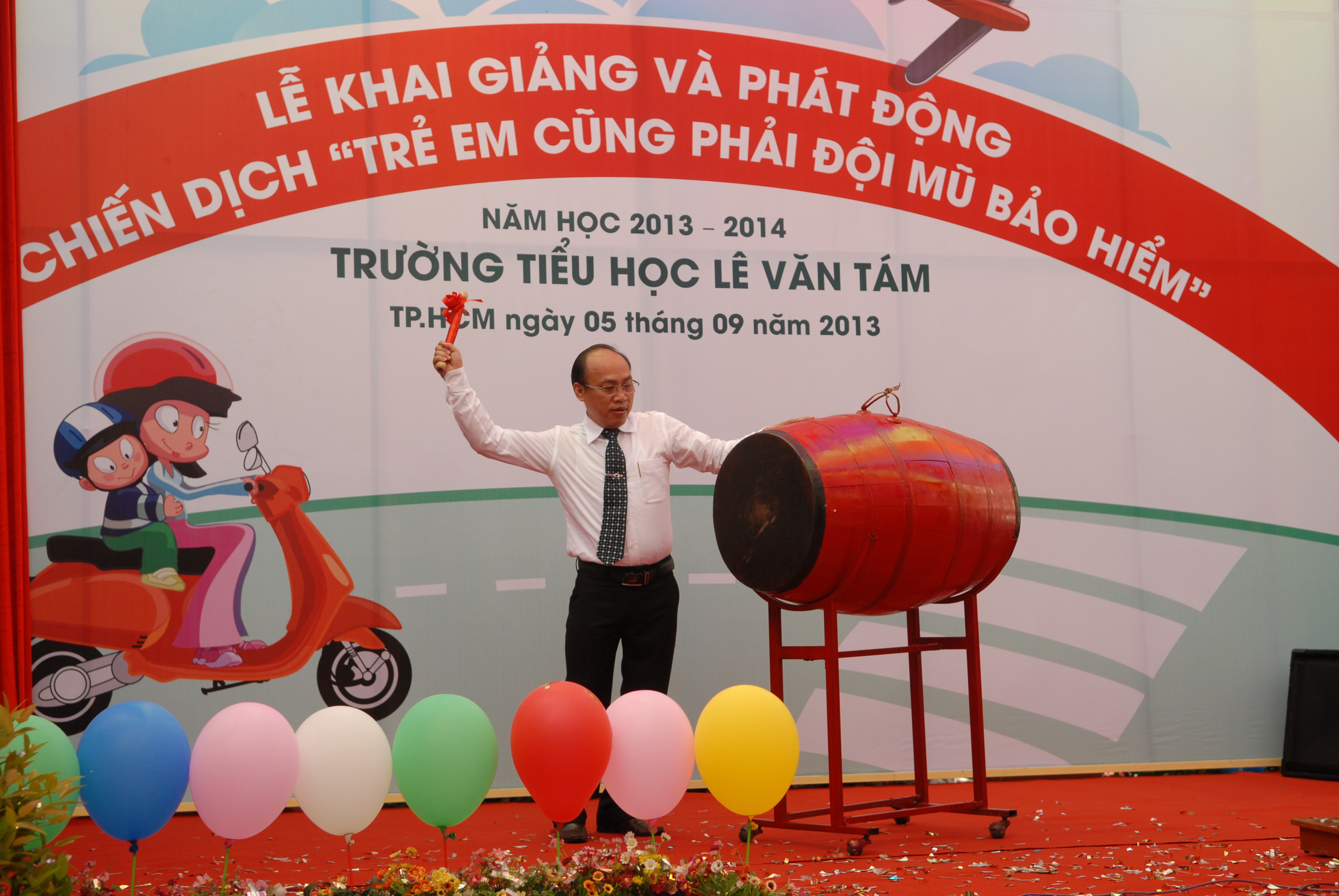 trẻ em cũng đội mũ bảo hiểm