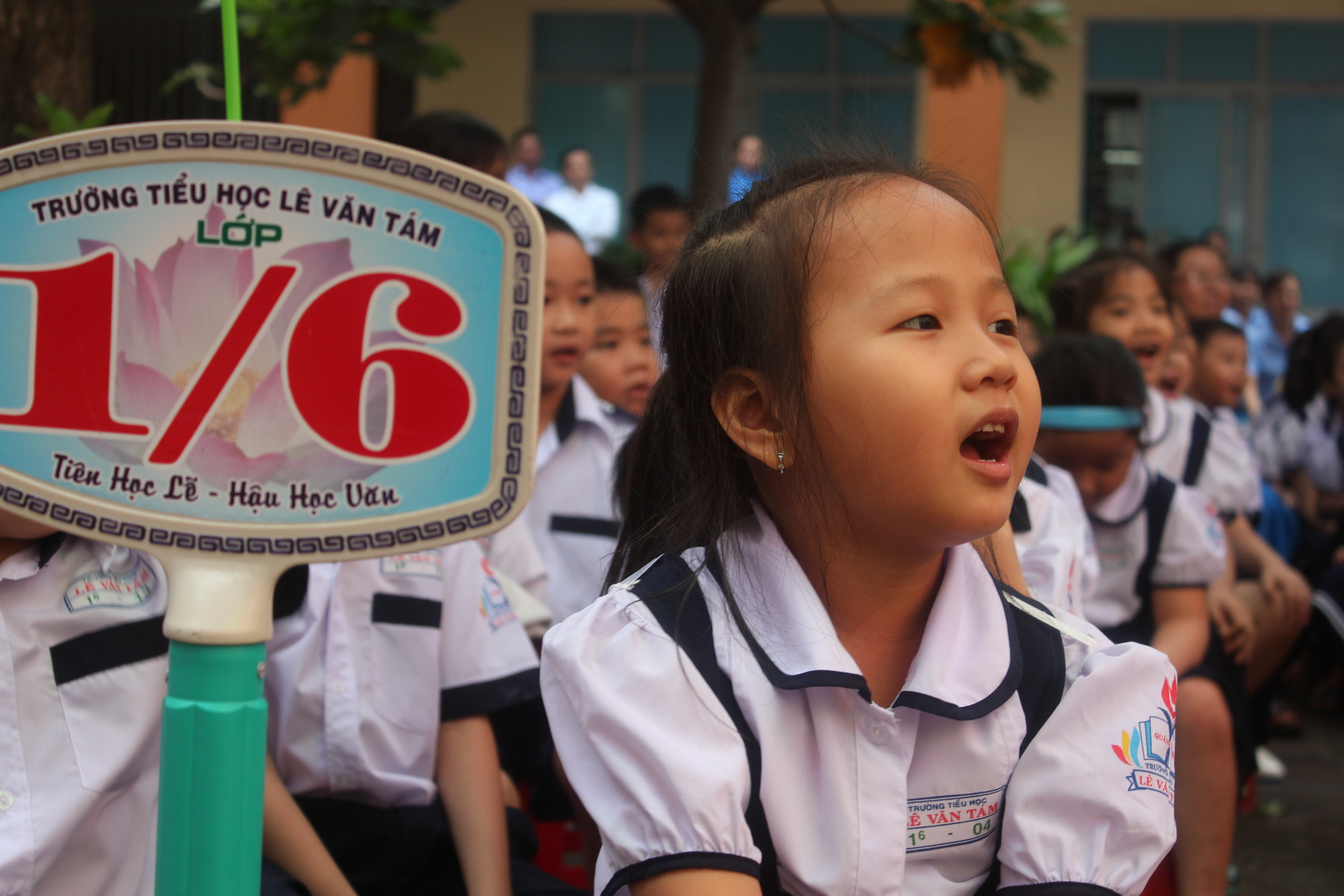 trẻ em cũng đội mũ bảo hiểm