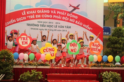 trẻ em cũng đội mũ bảo hiểm