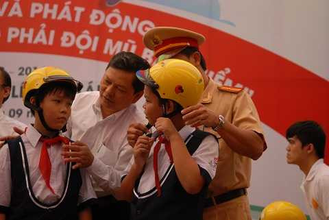trẻ em cũng đội mũ bảo hiểm