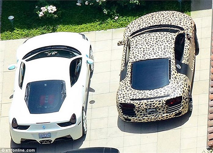 Chiếc Audi R8 Spyder đời 2014 có họa tiết da báo dường như là thành viên mới nhất trong garage của Justin Bieber. Bên cạnh chiếc Audi R8 Spyder da báo là chiếc Porsche 997 quen thuộc. 