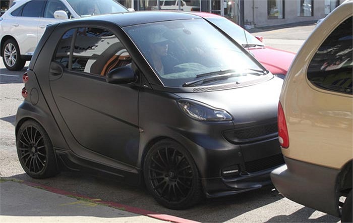 Anh chàng cũng từng bị bắt gặp đang lái một chiếc Smart For Two độ màu đen. 