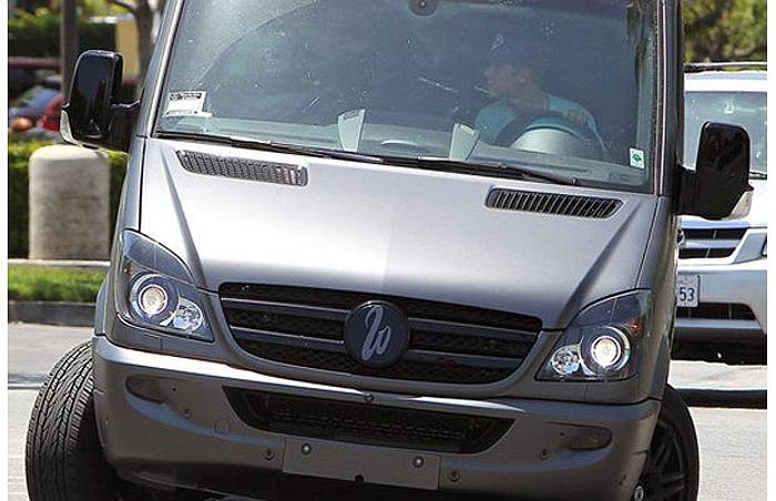 Ngoài các siêu xe thể thao, anh chàng này còn sở hữu một chiếc Mercedes-Benz Sprinter độ bởi hãng West Coast Customs trị giá gần 100.000 USD. 