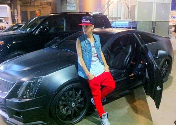 Ngoài những chiếc xe đời mới, Justin còn rất mê xe độ. Anh chàng này từng sắm một chiếc Cadillac CTS-V độ theo phong cách Batman. 