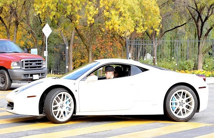 Justin và siêu xe Ferrari
