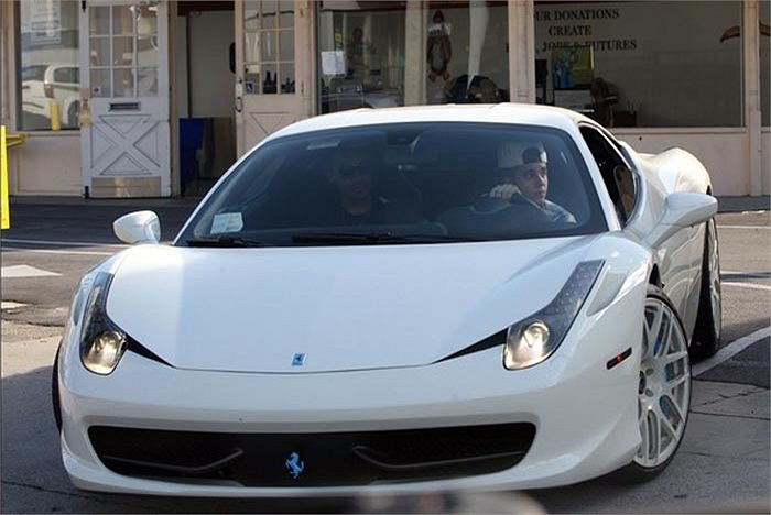 Justin và siêu xe Ferrari 458 Italia
