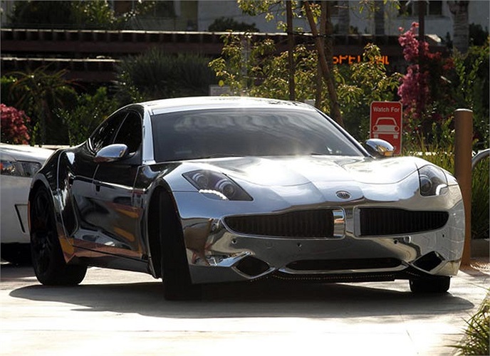 Thích độ xe nên Justin đã đi mạ crome sáng loáng cho siêu xe điện 402 mã lực Fisker Karma của mình. 