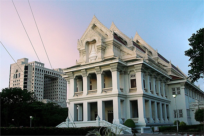 Chulalongkorn là trường đại học lâu đời nhất Thái Lan và được đánh giá là một trong những trường danh tiếng nhất tại đất nước này.