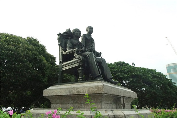 Trường do vua Vajiravudh (Rama VI) thành lập năm 1917, được kết hợp giữa trường Tiểu đồng Hoàng gia và Cao đẳng Y khoa. 