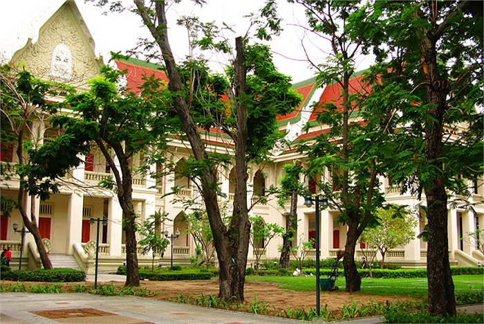 Khuôn viên rộng với nhiều cây xanh