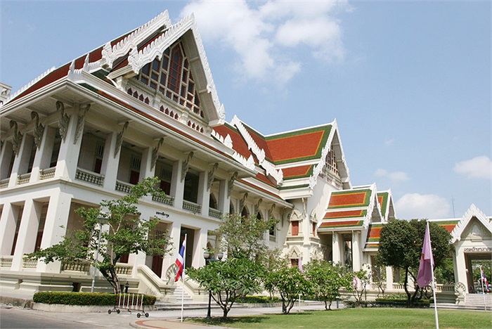 Tên trường được đặt theo tên của vị vua Cholalongkorn (Rama V)