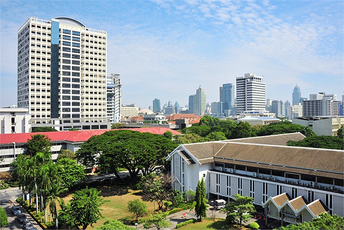 Khuôn viên trường nằm ở trung tâm Bangkok, gần quảng trường Siam, với diện tích khoảng 2.09km2