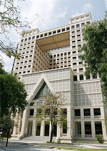 ĐH Chulalongkorn gồm 20 khoa và các trường trực thuộc là Cao đẳng Hóa dầu - Dầu mỏ và Trường kinh doanh Sasin