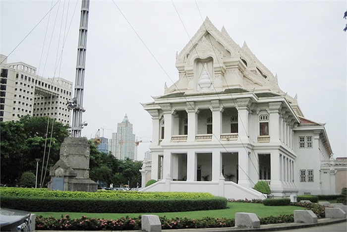 Trường mang nhiều kiến trúc cổ điển