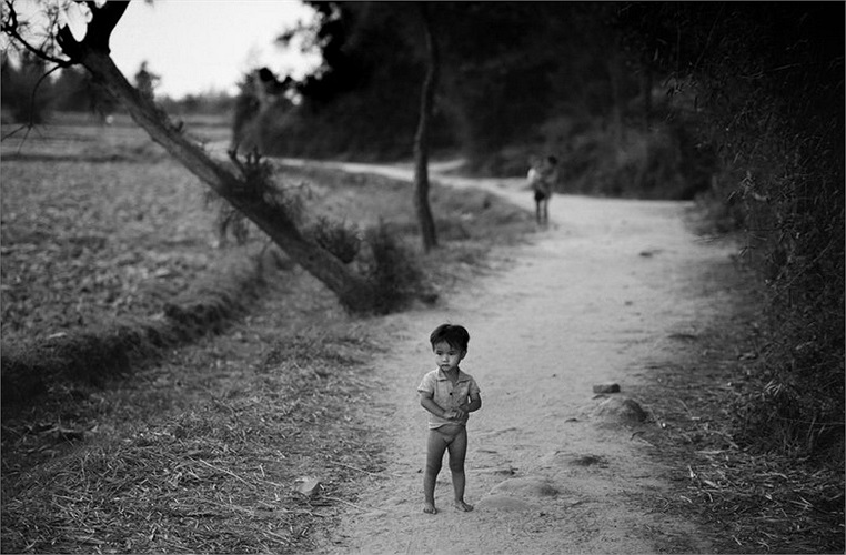 Một đứa trẻ trên con đường lịch sử ở Mỹ Lai, nơi 504 dân thường vô tội đã bị lính Mỹ thảm sát năm 1968.
