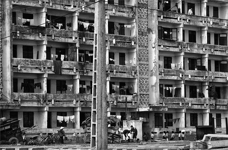 Một khối nhà tập thể mang phong cách Xô Viết được xây ở Hải Phòng, trên nền của khu dân cư đã bị bom Mỹ san bằng.