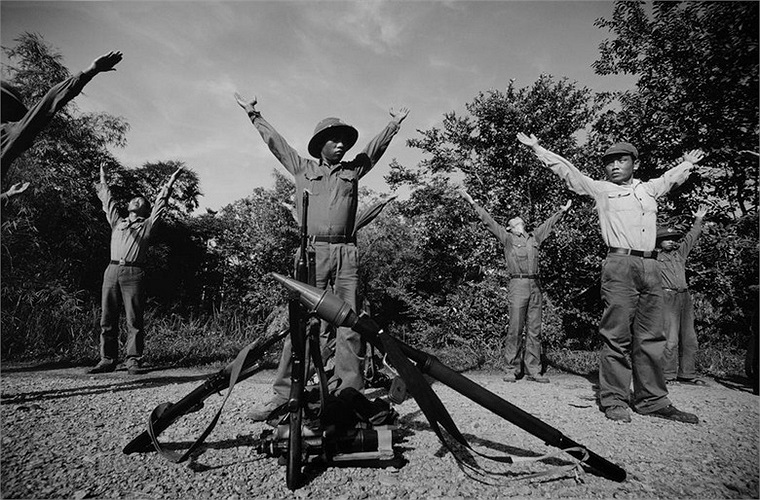 Các tân binh tập thể dục buổi sáng tại một đơn vị quân đội.