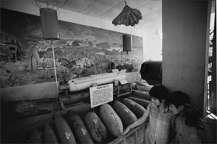 Du khách xem những quả bom tại Bảo tàng Chứng tích chiến tranh ở TP HCM.