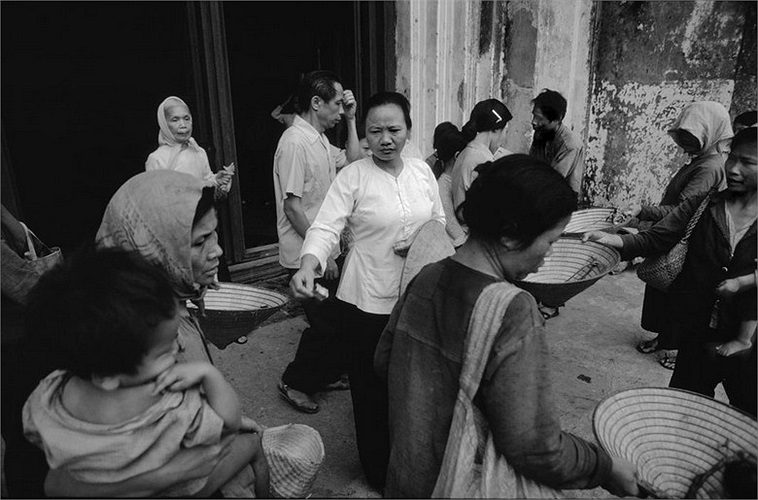 Những người ăn xin phía ngoài nhà thờ Lớn, Hà Nội.