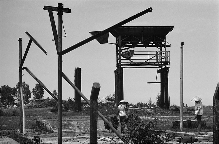 Những người phụ nữ nhặt phế liệu tại địa điểm từng là trại Evans, một căn cứ bộ binh lớn của Mỹ.