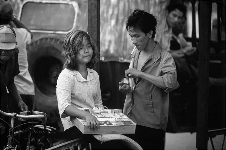  Một bé gái là con lai Mỹ - Việt bán thuốc lá dạo ở TP HCM.