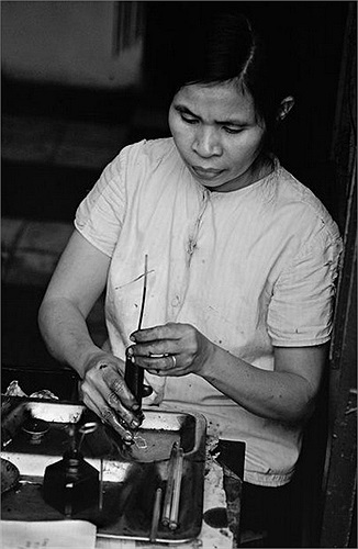 Đổ mực bút bi, một nghề trên phố phường Hà Nội thời hậu chiến.