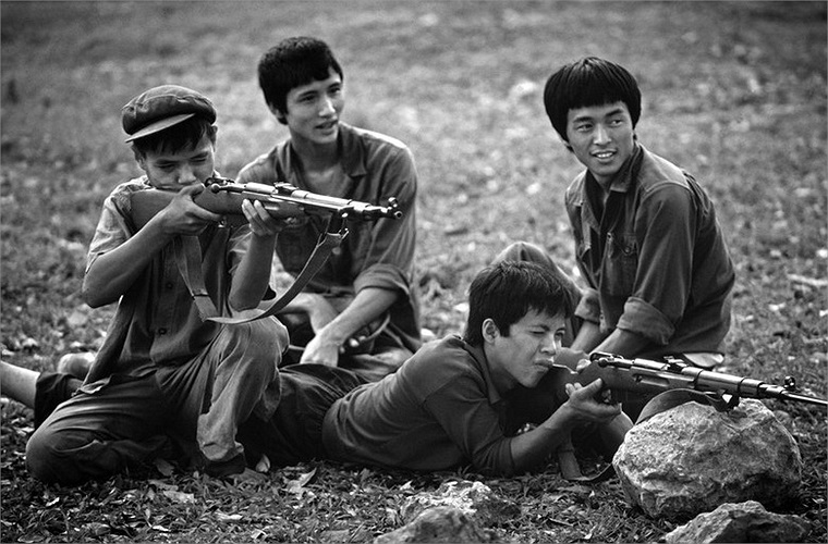 Các thanh niên tập quân sự tại công viên Lênin, Hà Nội.