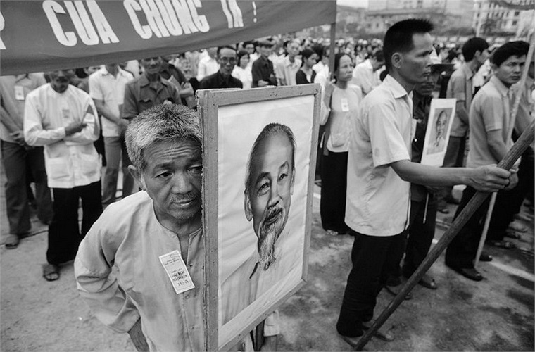 Người dân cầm chân dung Hồ Chủ tịch trong buổi lễ.