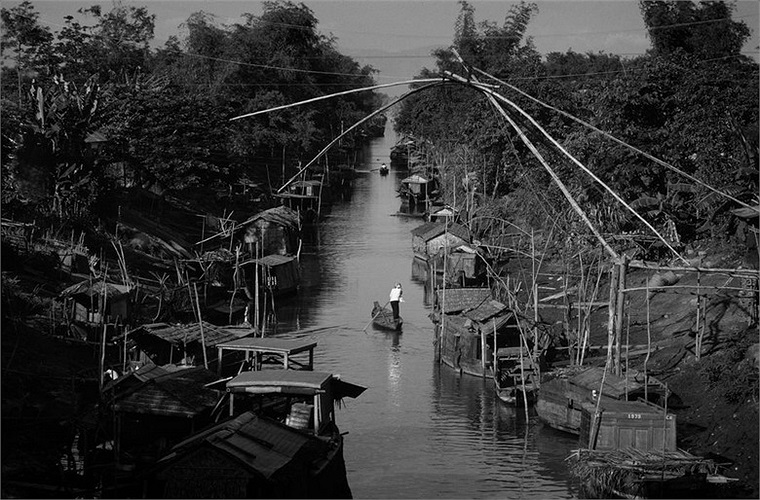 Trên một con kênh ở đồng bằng sông Cửu Long.