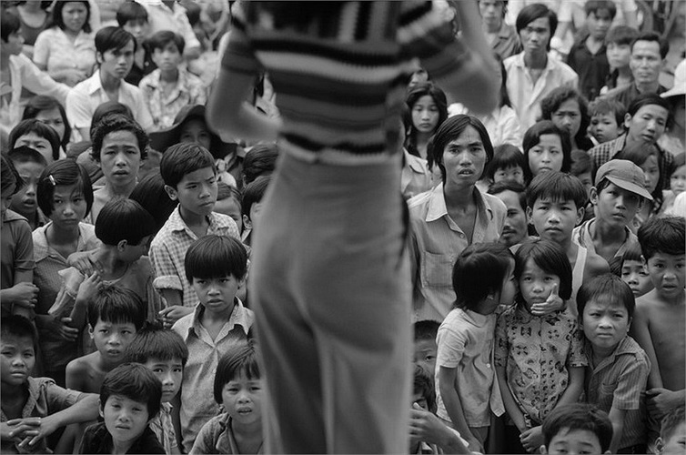 Ca sĩ biểu diễn phục vụ quần chúng ngoài trời, TP HCM.