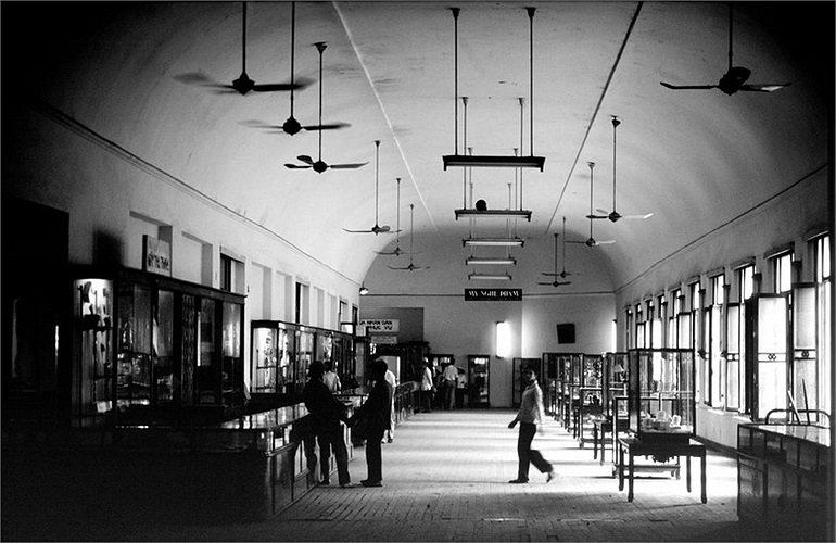 Bên trong cửa hàng bách hóa trung tâm ở Hà Nội.