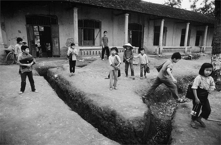 5 năm sau chiến tranh, những dẫy hào trú ẩn trong một ngôi trường ở vùng quê vẫn chưa bị vùi lấp.