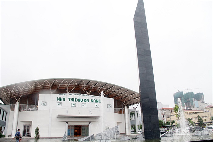 Trước nhà thi đấu là tháp tri thức