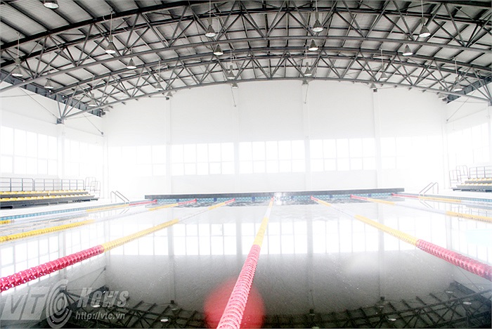 Bể bơi trong nhà dài 30m với 6 làn bơi tiêu chuẩn. Đây hứa hẹn là địa điểm được nhiều bạn trẻ lui tới tập luyện