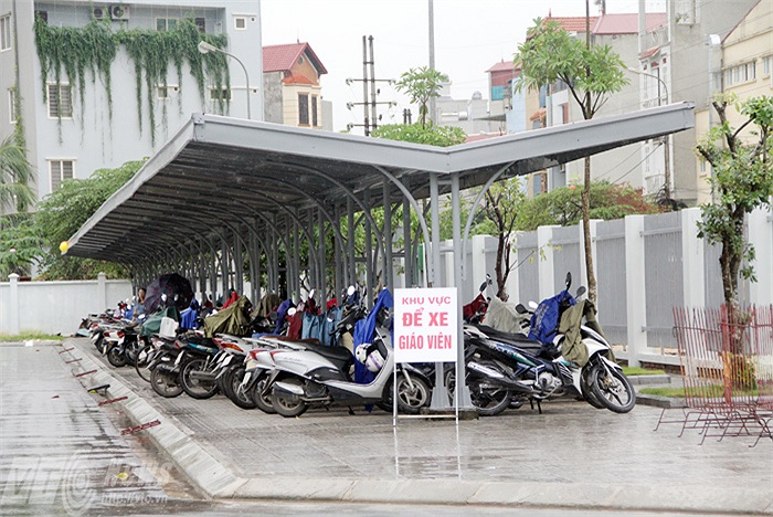 Bãi gửi xe của các giáo viên cũng được thiết kế hợp lý và tiện lợi