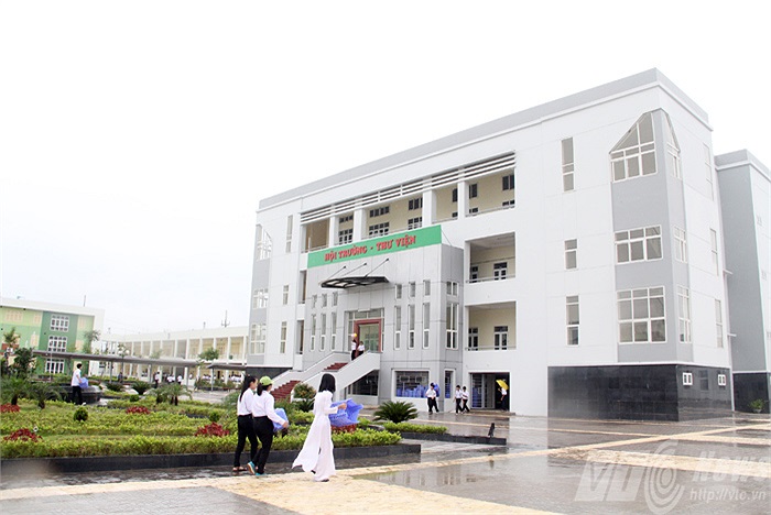 Tòa nhà thư viện của trường được xây dựng bề thế có phòng đọc sách và phòng tra cứu internet với 72 máy tính được nối mạng