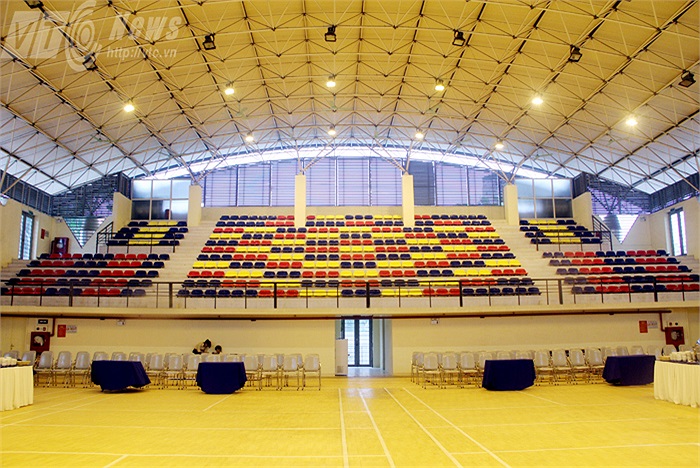 Khán đài rộng rãi, được thiết kế hiện đại, đẹp mắt với sức chứa hơn 500 khán giả