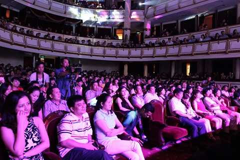 Khán giả “Đêm Viettel” tha thiết “níu chân” Bằng Kiều