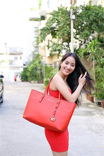 Ngắm nhan sắc Khánh Thy nổi bật và rực rỡ.