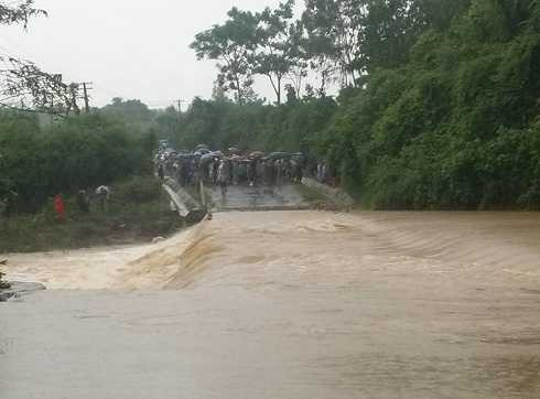 xe Innova, đập Khe Ang, mưa lũ, cuốn trôi, nạn nhân, 5 người mất thích, Nghệ An, tang thương