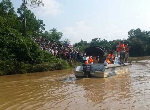 xe Innova, đập Khe Ang, mưa lũ, cuốn trôi, nạn nhân, 5 người mất thích, Nghệ An, tang thương